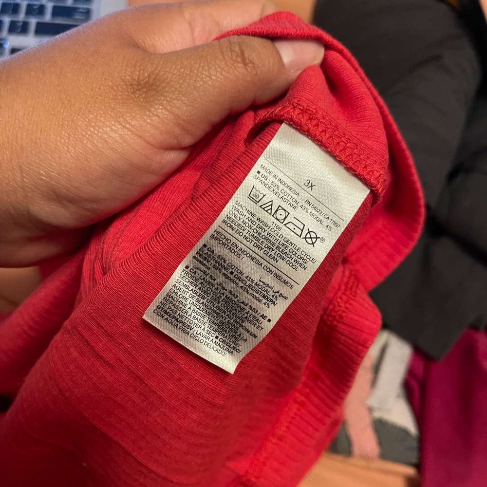 Old Navy Red Off the shoulder top, 3x and 2x - Picture 5 of 5